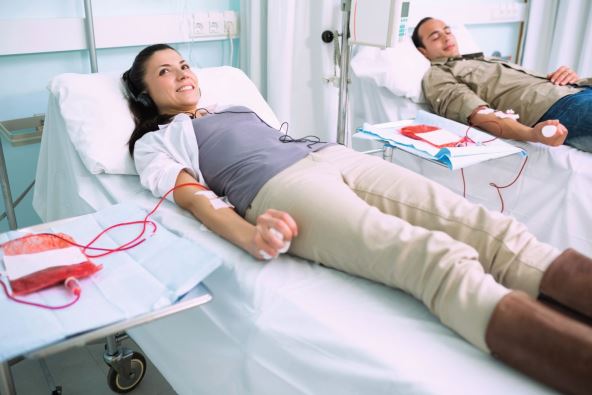 glavna--stockphototwosmilingblooddonorsinhospitalward110943005.jpg