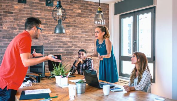 glavna--stockphotoyoungcoworkersarguingstandingintheoffice2061802835.jpg