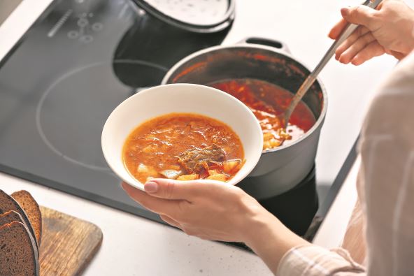 drzite-se-jela-na-kasiku---stockphotowomanpouringdeliciousborschtfromcookingpottobowlinkitchen2094714226.jpg