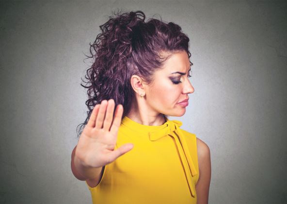 negativni-ste--stockphotocloseupportraitannoyedangrywomanwithbadattitudegivingtalktohandgesturewithpalm595068149.jpg