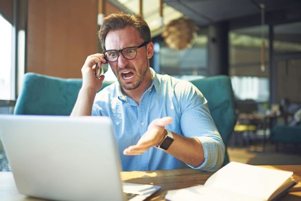 stalno-ste-ljuti--stockphotoexperiencedexecutivemanagerquarrelingwithemployeeonmobileyellingandscreamingaboutbad717756700.jpg