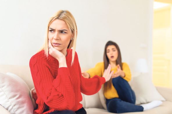 odbijate-pomoc--stockphotowomanapologizestoherfriendafterfightrepentantwomanhopeforforgivenessfromsadpensive2151733861.jpg