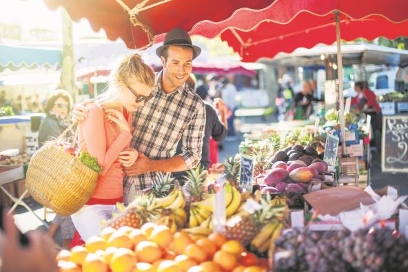 na-pijacu-cete-sve-naci--stockphotoayoungcouplebuyingfruitsandvegetablesinamarketonasunnymorningtheyoungwomancarries233610061.jpg
