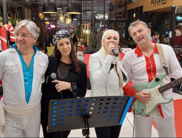 sa-clanovima-koktel-benda-kao-grupa-aba.jpg