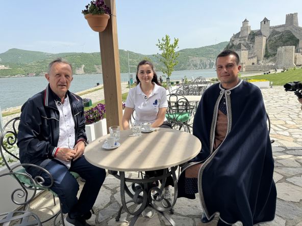 iz-emisije-sa-zikom-po-srbiji-ispred-golubackog-rada.jpg
