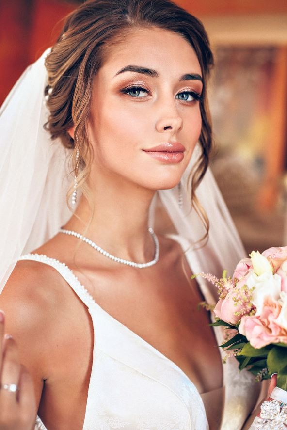 stockphotofashioninteriorphotoofbeautifulhappybrideinelegantweddingdresswithbouquetofflowers1562614291.jpg