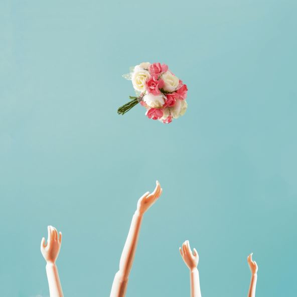 stockphotothrowingabiedermeierwomencatchingbiedermeiertheweddingawomansmomentbluebackground1984199981.jpg