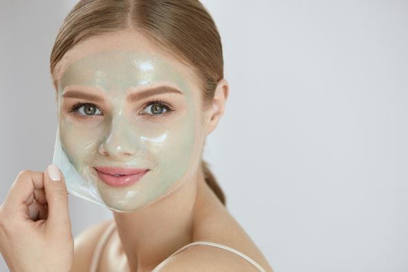 pil-of-maske--stockphotofacemaskcloseupportraitofbeautifulhappysmilinggirlremovingpeelingcosmeticbeautymask695081755.jpg