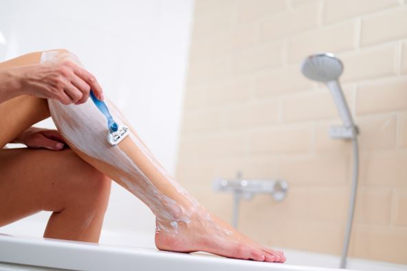 pena-za-depiliranje--stockphotocaucasianwomanshavinglegswithrazorbladeinbathroomwhilesittingattheedgeofthebathtub2107857782.jpg
