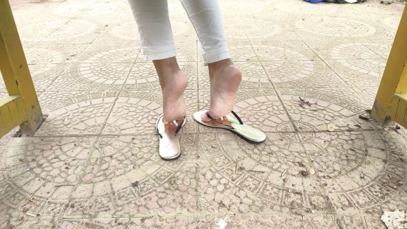 lose-za-gleznjeve--stockphotounderbenchfeetinflipflop2327195943.jpg
