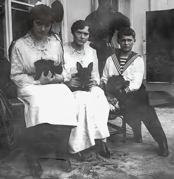 1050pxromanovs-children-with-dogs.jpg