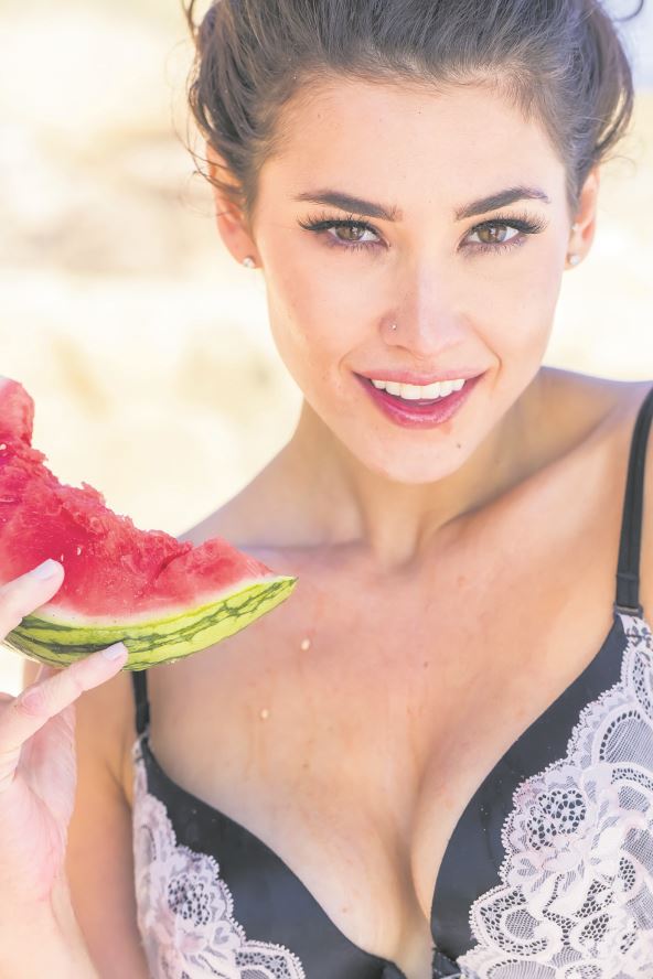 glavna--stockphotoabrunettemodelposingonabeacheatingawatermelon455697532.jpg