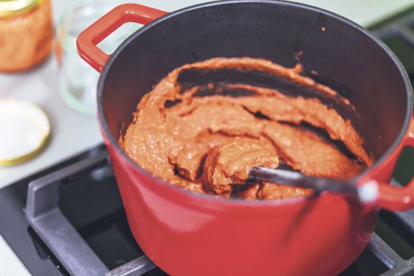 agresivno-i-cesto-mesanje--stockphotocookingspreadcalledajvarfromredpeppersandeggplants2154318101.jpg