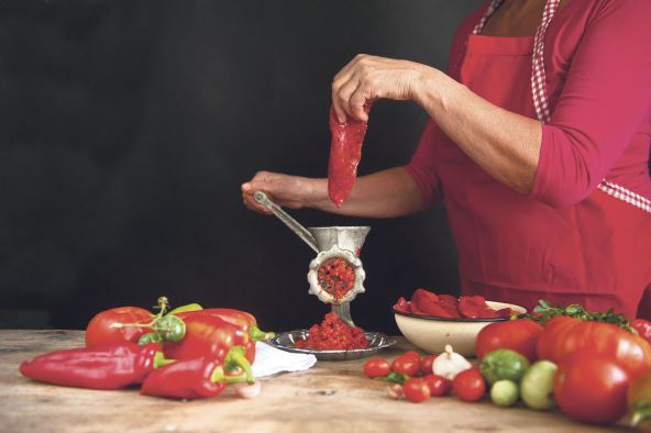ostavljanje-semenki---stockphotofreshajvarmadeoftomatoesandpaprikaontherusticwoodentableajvarwithwomanhand1501443326.jpg