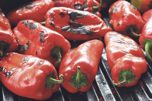 prekratko--pecenje----stockphotogrillingredbellpeppersonbarbecuecloseupbalkanstyleajvarpreparation2378059837.jpg