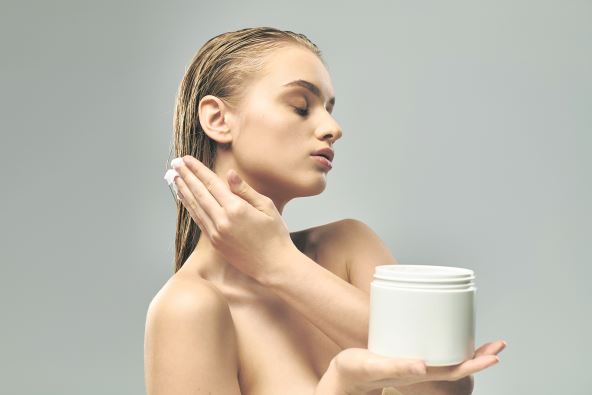 kako-se-negovati-kod-kuce--stockphotoawomanholdsajarofhairmaskpartofherhaircareroutine2469193757.jpg
