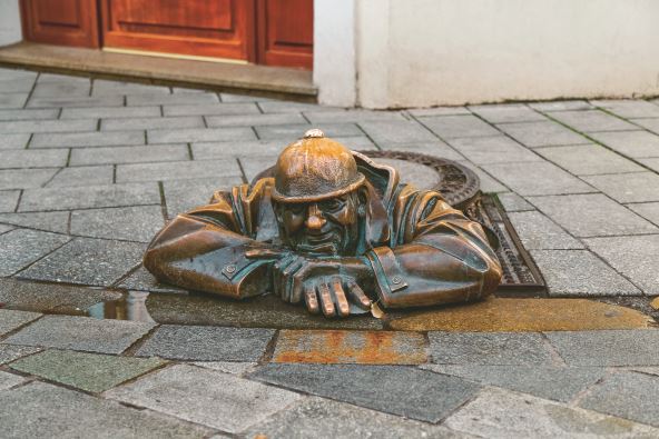 tapsanje-po-glavi--stockphotocamilthehappysewageworkerstatueinbratislavaofslovakiaapopularattractionwasmadein582094363.jpg