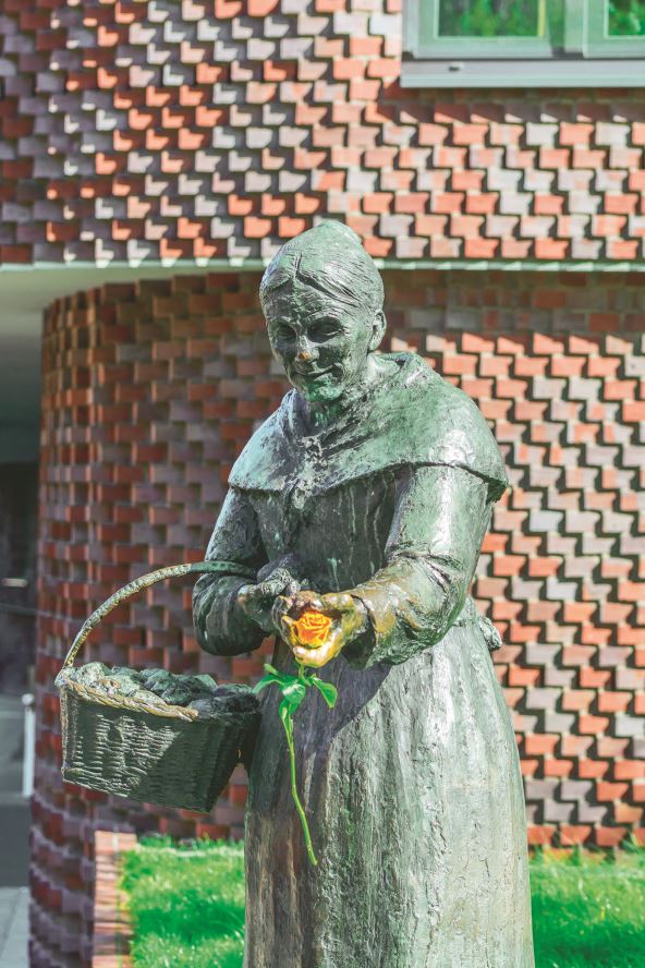 povuci-me-za-prst--stockphotohamburggermanyaprilorangerosefloweronthehandofthestatuestandsintributeto1721683837.jpg