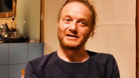 covek-koji-sam-gaji-svoju-hranu2.jpg
