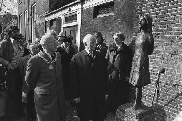 1084pxsamkalden-en-otto-frank-vader-van-anne-bij-het-beeldje-bestanddeelnr-9290706.jpg