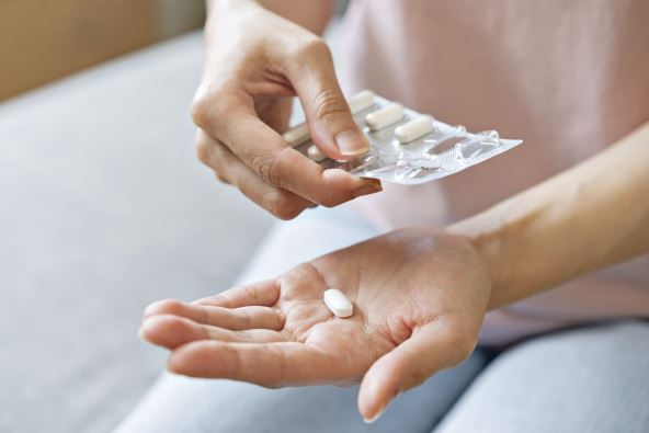 uzimate-stari-antibiotik-za-novu-infekciju--stockphotosickillasianyoungwomangirlhandtakingtabletpillcapsuleoutfromblisterpackpainkiller2320830345.jpg