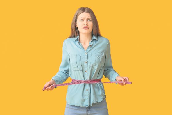 gubitak-kilograma--stockphotowomanwithsuddenweightlossproblemoncolorbackgrounddiabetessymptoms2081226373.jpg