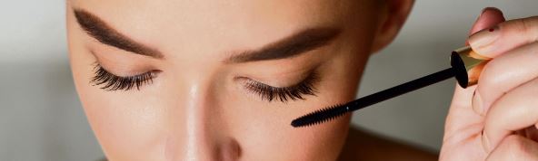 vodootporna-maskara-cini-trepavice-lomljivim---stockphotowomandoingmakeupapplyingblackmascaraonhereyelashescloseuppanorama2479444687.jpg