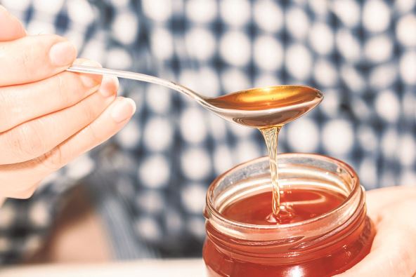 bolesti-srca--stockphotowomanhandholdingglassjarofhoney735747022.jpg