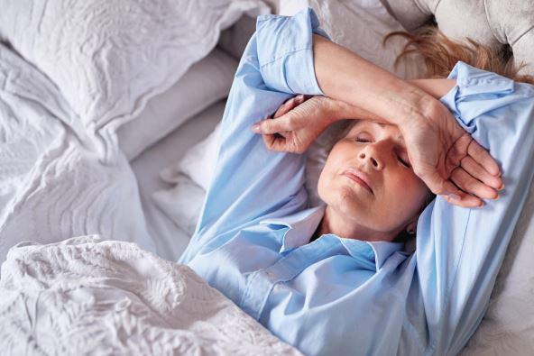 odmorite-se--stockphotomenopausalmaturewomansufferingwithinsomniainbedathome2180442573.jpg