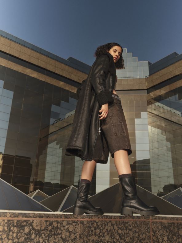 k088aw24-rebelboots-catwalk-11112500-youngwoman-353.jpg