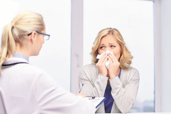 kada-ici-kod-lekara--stockphotodoctorandillwomanpatientwithfluatclinic364443530.jpg