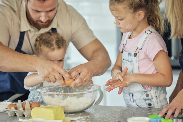 neka-vam-pomazu--stockphotohandsteachingorfamilycookingwithchildreninkitchenforchilddevelopmenttopreparecookies2476215937.jpg