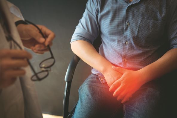 simptomi-raka-specificni-za-muskarce----stockphotomaledoctorandtesticularcancerpatientarediscussingabouttesticularcancertestreport1172089342.jpg