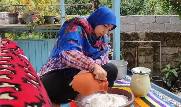 20241128-10-28-41village-lifestyle---baking-bread-for-delicious-village-breakfast---countryside-m.jpg