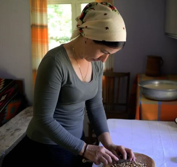 20241204-14-37-28she-lives-alone-on-top-of-the-world-the-incredible-secret-of-mountain-cheese-.jpg