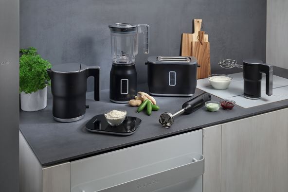 ora-ito-collection-black-ambiental.jpg