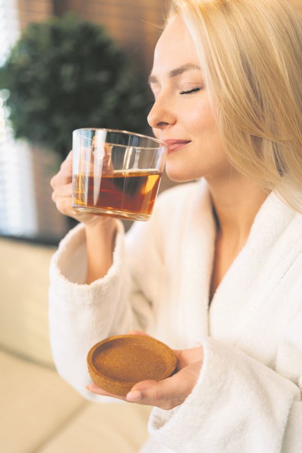 glavna---stockphotoverticalportraitofhappyyoungwomaninwhitebathrobeenjoyingdrinkinghothealthyteawith2271767323.jpg
