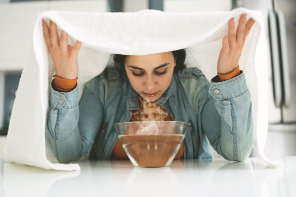 antr-parenje--stockphotowomandoinginhalationalternativeherbalmedicineusingsteambowl1921198850.jpg