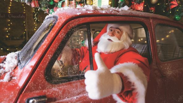 argumenti-za---stockphotoportraitofsantaclausdrivingaredcaratchristmasandshowingthumbsup2390277923.jpg