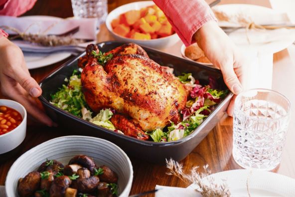 piletina-umesto-svinjetine--stockphotohandsputadishwithwholeroastedchickenonafestivetabletheconceptoffamilydinneror1815492827.jpg