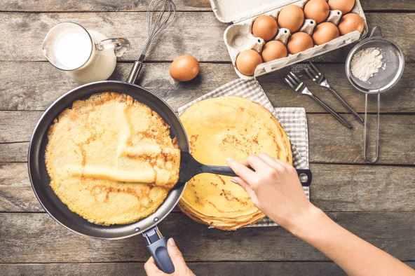 pogresan-tiganj--stockphotowomanmakingthinpancakesonfryingpaninkitchen733272925.jpg