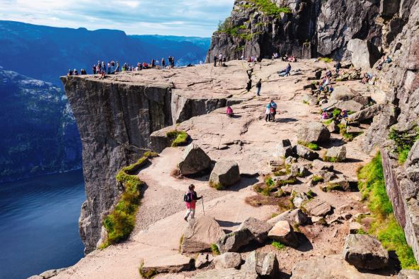 lepote-norveskih-fjordova--stockphotopreikestolenorprekestolenorpulpitrockisafamoustouristattractionnearstavangernorway1086794192.jpg