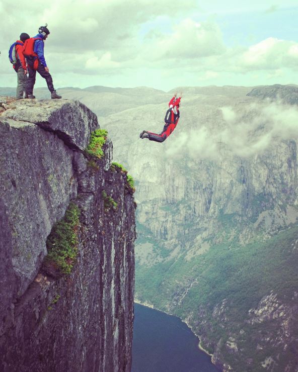 skakanje-sa-stena--stockphotofreedomflightbasejumpingfromkjeragboltenrockinrogalandnorway534566053.jpg