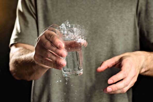 poremecaji-pokreta--stockphotoamanholdsaglassofwaterwithashakinghandtheconceptofparkinsonsdiseaseandtremor2176542139.jpg