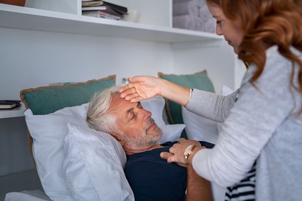 neka-jedna-osoba-brine-o-zarazenom--stockphotowomancheckingfevertemperatureofseniormanlyingonbedoldhusbandrestingathomefeeling1756331111.jpg