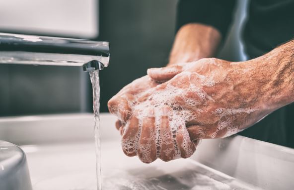 cesto-perite-ruke---stockphotocoronaviruspandemicpreventionwashhandswithsoapwarmwaterandrubbingnailsandfingers1661809675.jpg