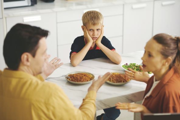 stockphotochildwatchingthequarrelofhisparents2481299739.jpg