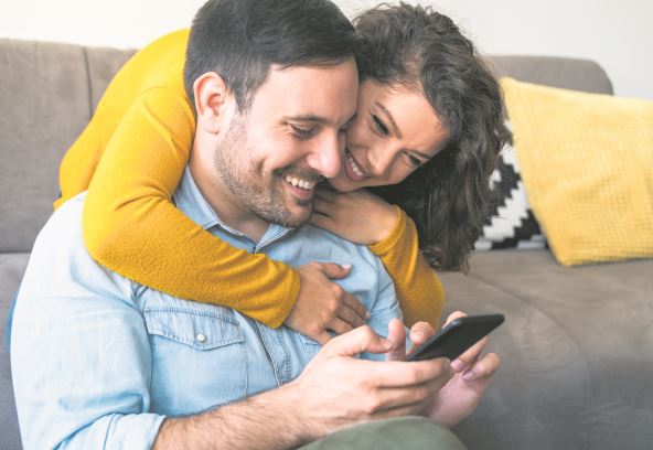 paralelni-zivoti--stockphotocheerfulcoupleusingmobilephoneathomestockphoto1763689922.jpg