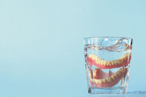 krhke-i-lomljive--stockphotodenturesinaglassofwaterbluebackgroundwithcopyspacedentalprosthesishealthcarefalse2445721555.jpg