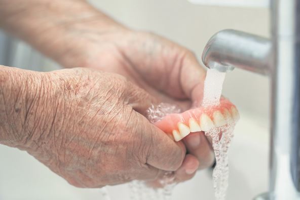pranje-dva-puta-dnevno--stockphotoasianseniororelderlyoldwomanpatientholdingandwashingdentureinnursinghospitalward2067421577.jpg